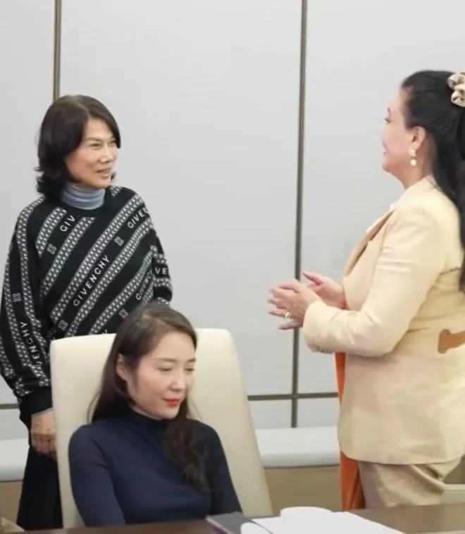 張蘭(右)與董明珠相互寒暄。翻攝網易新聞