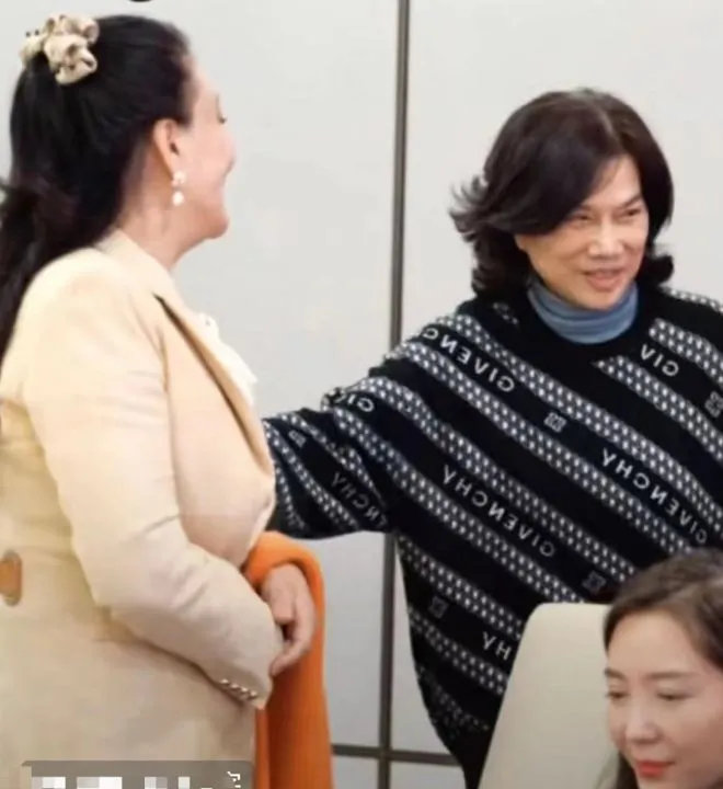 陸媒指張蘭(左)在董明珠(右)面前氣勢略遜一籌。翻攝網易新聞