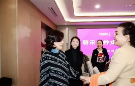 張蘭與這位霸氣女董會面氣勢全無 陸媒指像小學生般認真聽課