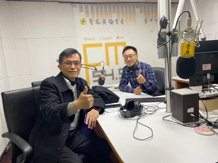 大甲分局長謝建國在泰安櫻花季盛開，專程上廣播節目，提醒遊客前往賞櫻注意事項。大甲分局提供