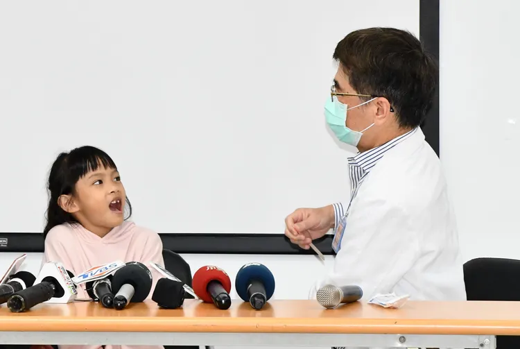 陳敏恭醫師說，孩子回家後不妨解下口罩好好呼吸，避免長時間悶住呼吸道，引發鼻竇炎。院方提供