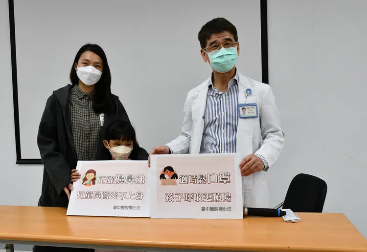 陳敏恭醫師說明可適度為孩子鬆綁口罩。院方提供