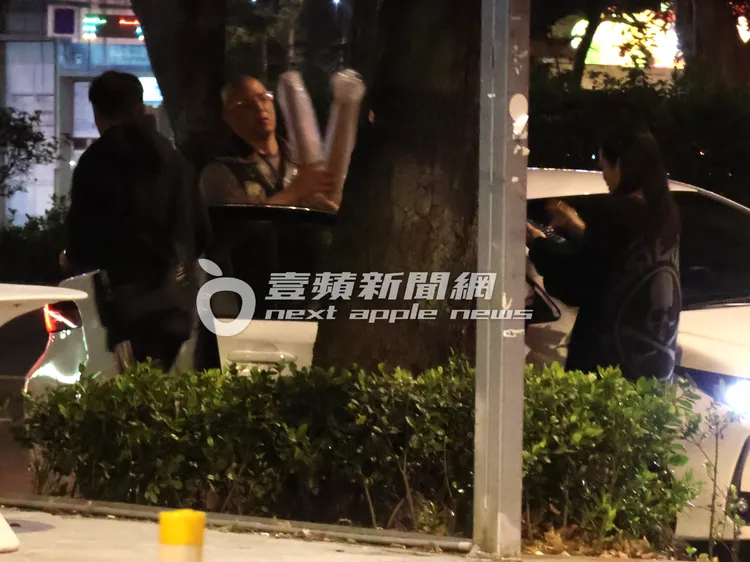 「大隻佬」蔣友柏（中）貼心的先坐上副駕駛座，讓OL辣妹特助莊涵雲在後座陪陽帆夫婦。特勤中心攝