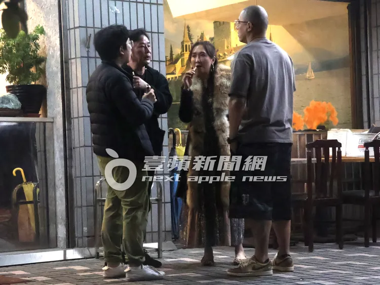 蔣友柏（右）帶OL辣妹特助莊涵雲，見忘年之交陽帆及Julie夫婦，菸不離手在台菜餐廳外抽菸。特勤中心攝