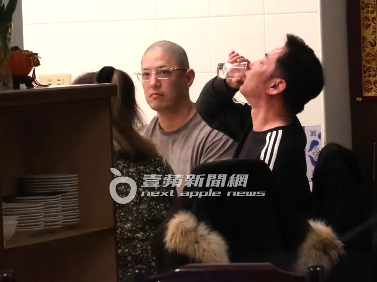 陽帆（右）高舉酒杯乾杯豪飲，敬蔣友柏和在座友人。特勤中心攝