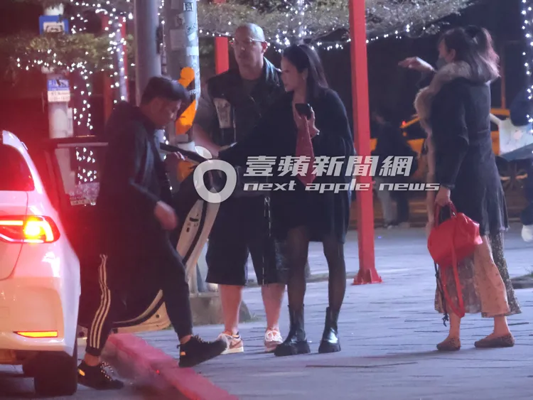 計程車來到信義威秀，陽帆（左起）最後下車，蔣友柏及貼身特助莊涵雲，貼心等他關車門。特勤中心攝