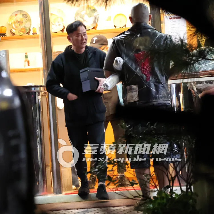 陽帆（左）抱著2盒酒走出餐廳，跟蔣友柏會合。特勤中心攝