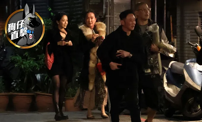 蔣友柏（右起）與陽帆爆元首級好交情，Julie和辣妹特助莊涵雲緊跟在後，double dating頂級KTV續攤。特勤中心攝