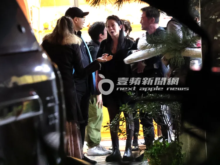 陽帆（右起）與蔣友柏辣妹特助莊涵雲及友人、老婆Julie在餐廳外道別。特勤中心攝