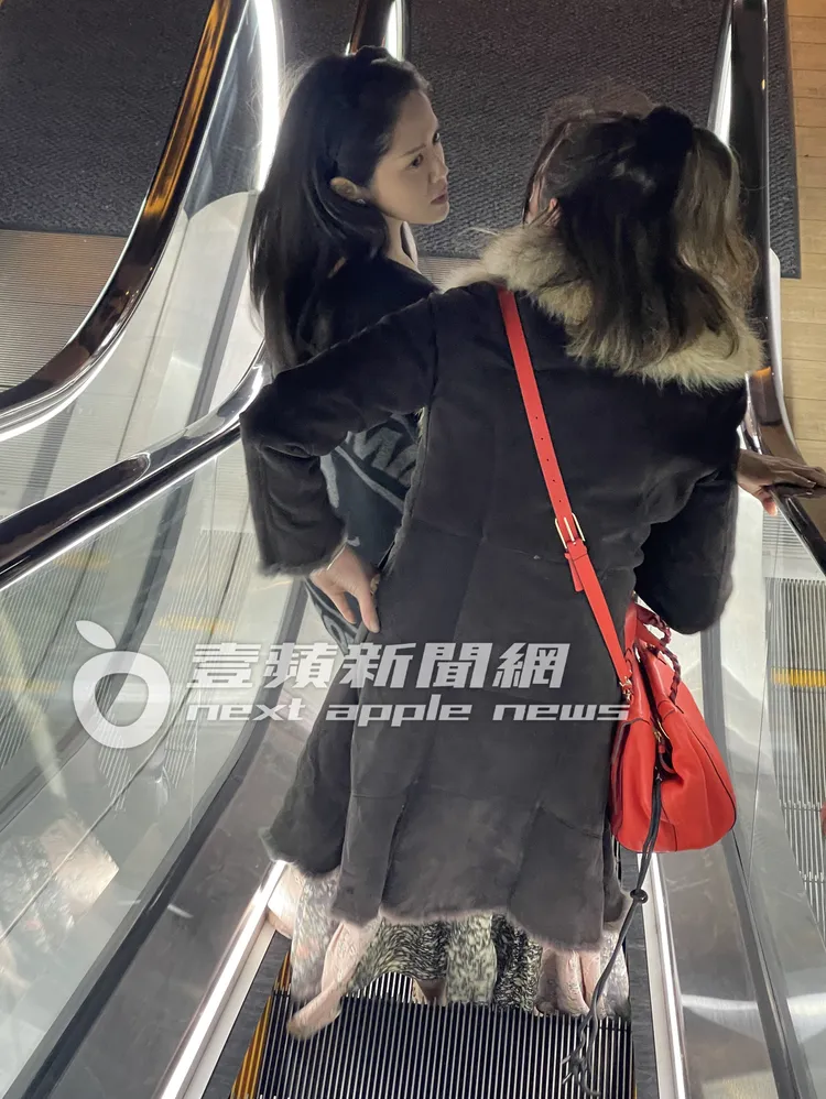 蔣友柏貼身特助莊涵雲（左），與陽帆老婆Julie搭手扶梯下樓，來到新開的頂級KTV歡唱續攤。特勤中心攝