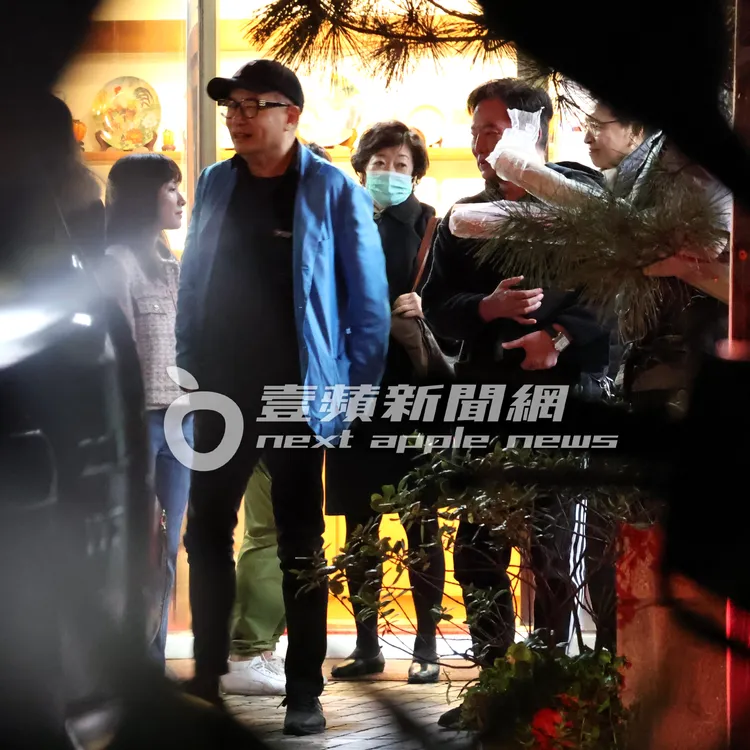 蔣友柏（右起）跟陽帆站在門口，一起送長輩友人們離場。特勤中心攝