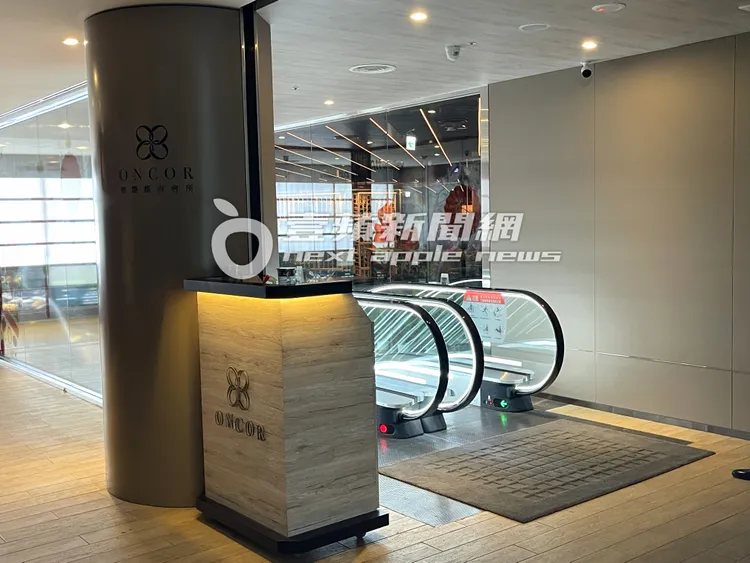 蔣友柏與特助莊涵雲，陽帆、Julie夫婦，一起來到位於信義區新開幕的頂級KTV歡唱續攤。特勤中心攝