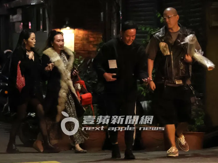 蔣友柏（右起）抱著畫筒，跟陽帆帶隊走在前面，Julie和身材火辣的特助莊涵雲緊跟在後。特勤中心攝