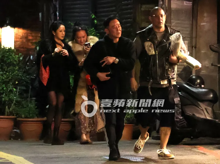 蔣友柏（右）與陽帆洋溢「兄弟情」暢聊，特助莊涵雲和Julie也看來有「姐妹淘」般的好交情。特勤中心攝/