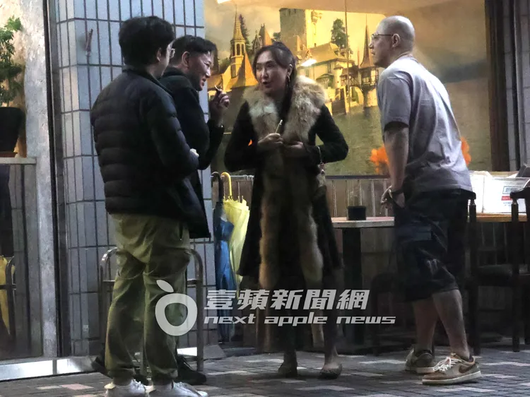 蔣友柏（右起）與前總統嚴家淦孫女Julie、陽帆及友人在「伍佰雞屋」餐廳外哈菸暢聊。特勤中心攝