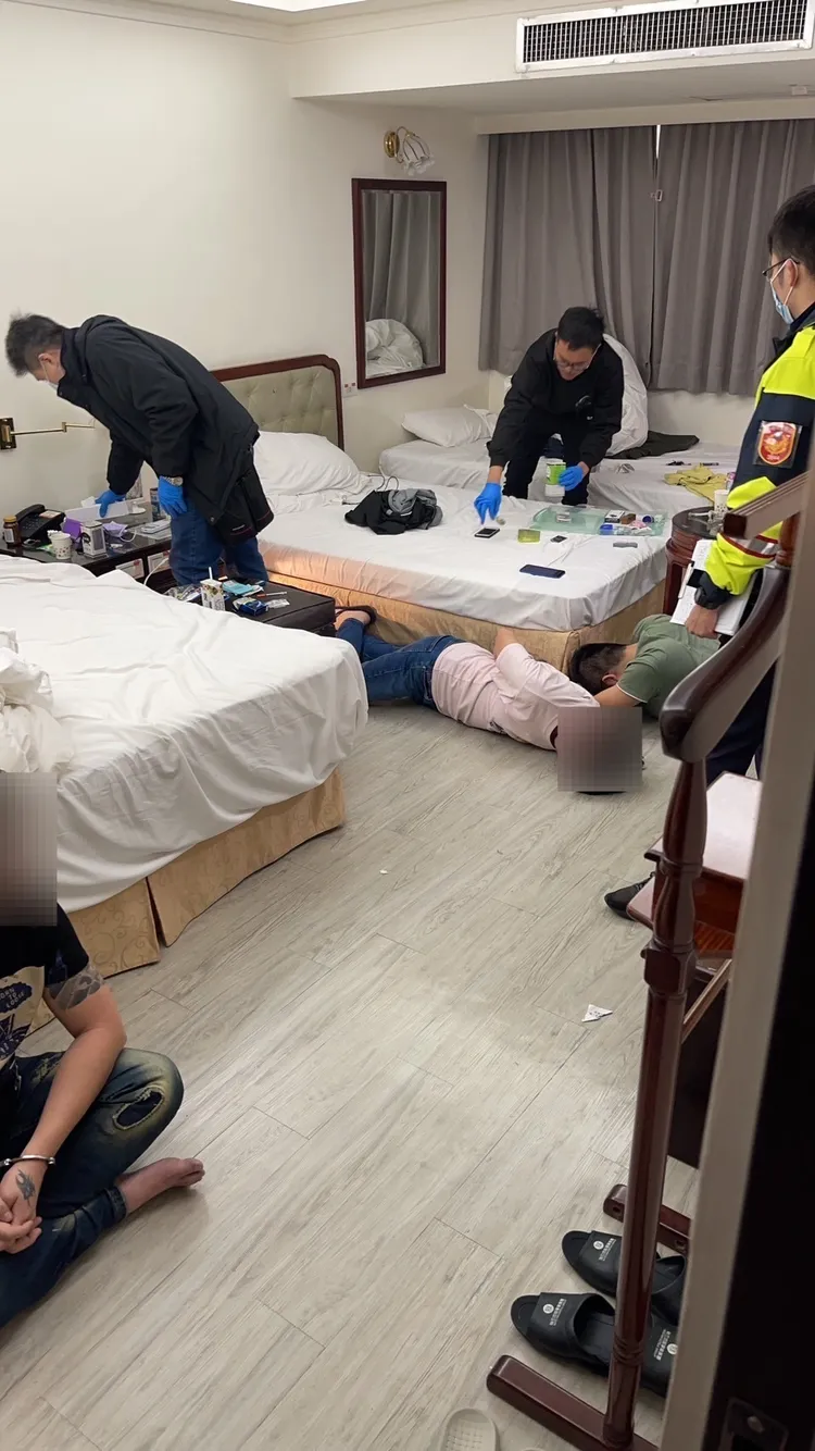 警方於新竹旅館內逮捕詐騙集團成員。翻攝畫面
