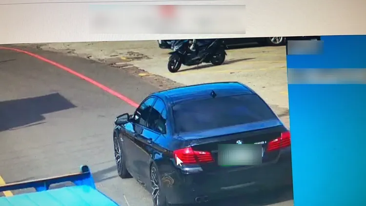 陳姓主嫌將自己白色的BMW烤漆成黑色，並懸掛偽造車牌，以躲避警方查緝。翻攝畫面