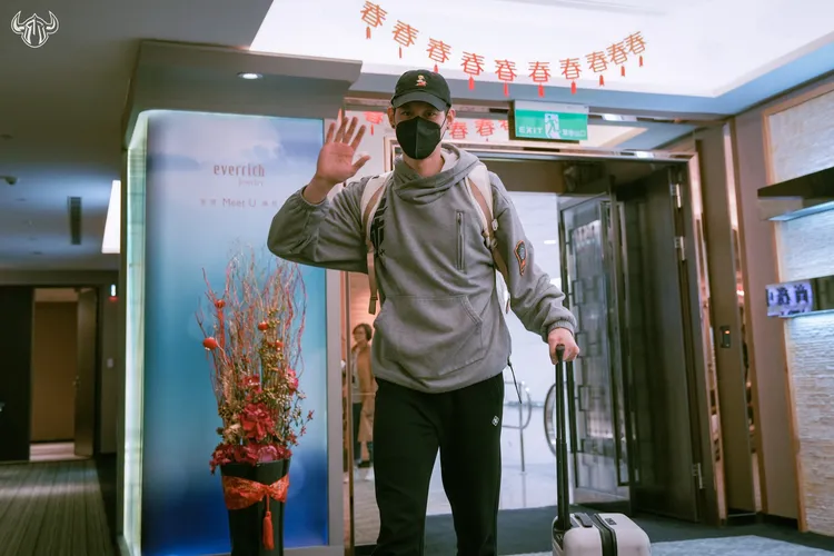 林書豪今天抵台。翻攝高雄17直播鋼鐵人臉書