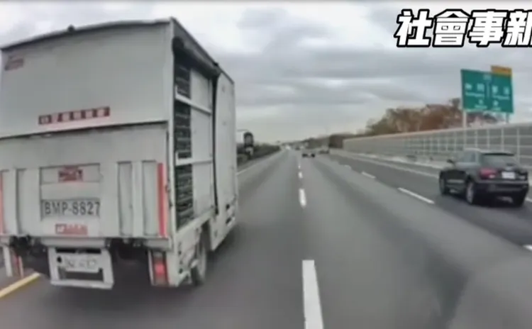 救護車切換到中線車道時，發現貨車前方暢行無阻，卻堅不讓道。翻攝社會事新聞影音