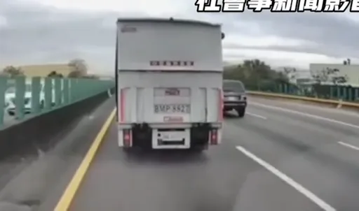救護車鳴笛充耳不聞　國道貨車堅不讓道！網友諷「隔音超好」