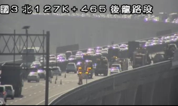 警方仍在處理中。翻攝高公局即時影像