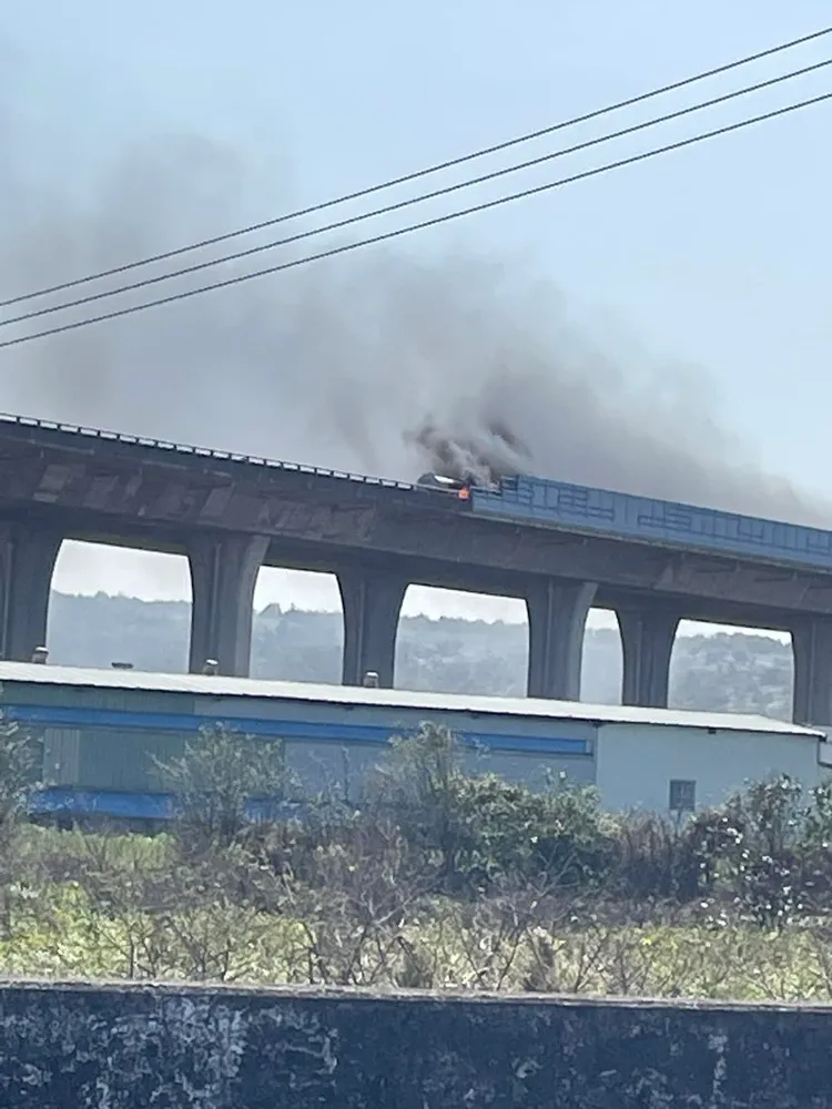 有民眾在平面道路拍下濃煙密布畫面。翻攝臉書後龍大小事