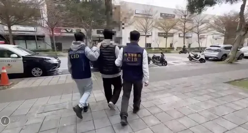 煉工男自宅變兵工廠 擁槍自重又炫技遭舉報落網