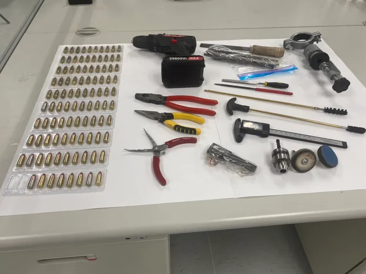 許嫌住家起出改造手槍、子彈與改造工具一批。警方提供