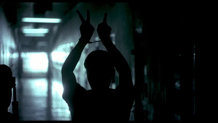 陳政赴刑場前比出代表《懲治叛亂條例》「21」手勢。國家影視聽中心提供
