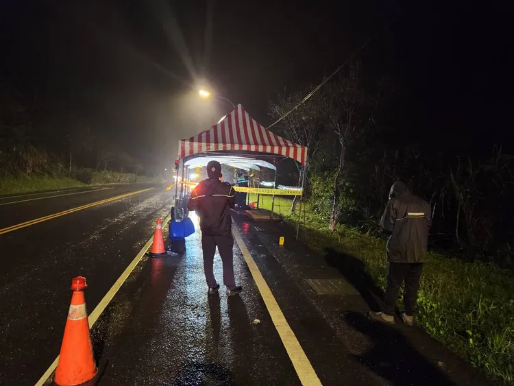 鄭婦疑天色昏暗，未注意前方帳篷，不慎迎面撞上摔車。翻攝畫面