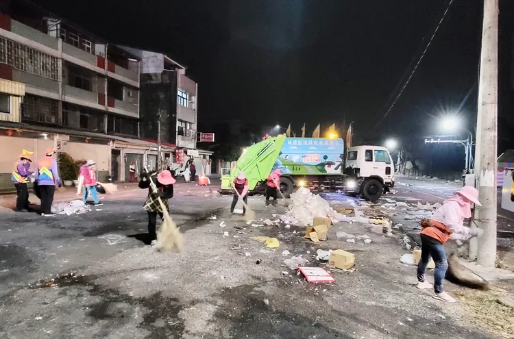 清潔隊員清理路面。市府提供