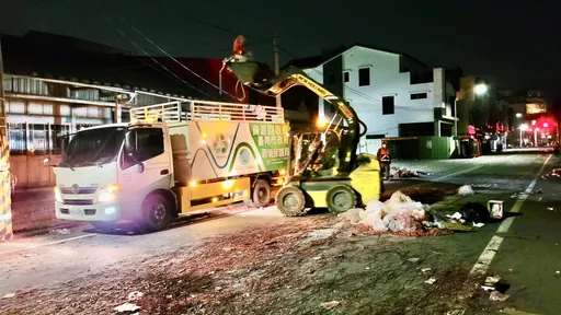 鹽水蜂炮吸20萬人徹夜狂歡 清潔隊天亮就上工!清出23噸垃圾