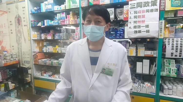 欣民藥師藥局李姓店長表示，口罩銷售量並無太大變化。 黃子騰攝