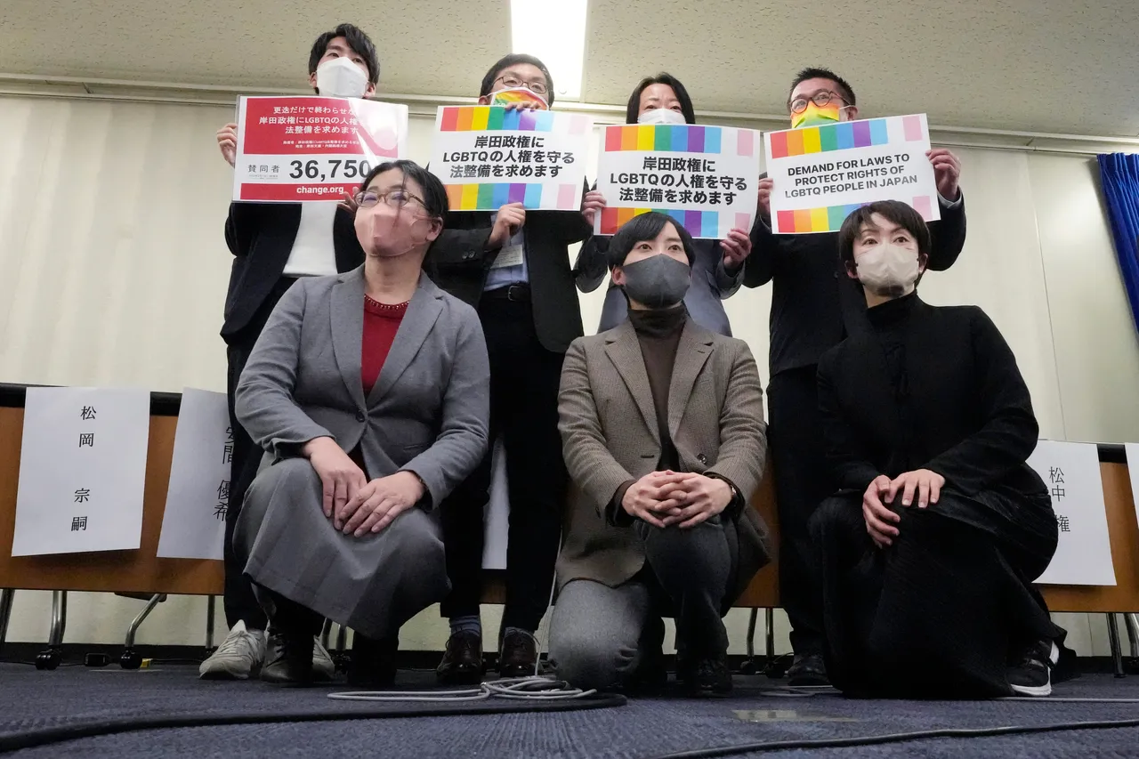 日本平權人士抗議日本首相前秘書官荒井勝喜的歧視同性婚姻發言。美聯社