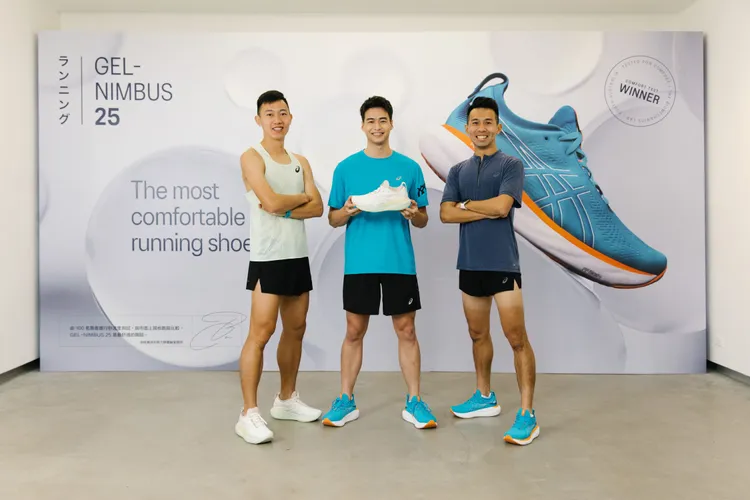 長跑好手曾廷瑋（左）、ASICS形象大使林敬倫（中）和跑步教練梁哲睿一同展示最新跑鞋。品牌提供