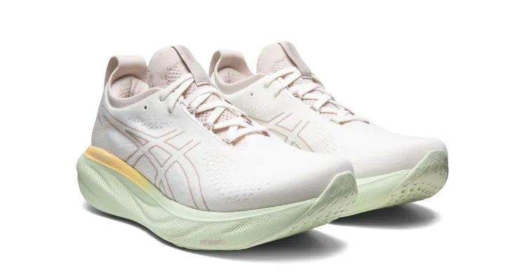 GEL-NIMBUS 25男款跑鞋，4980元。品牌提供