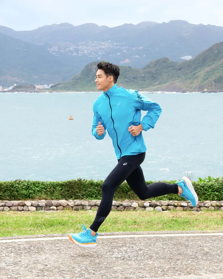 林敬倫穿上全新GEL-NIMBUS 25跑鞋跑步舒壓，感受完整包覆雙腳的舒適與輕盈與回彈腳感。品牌提供