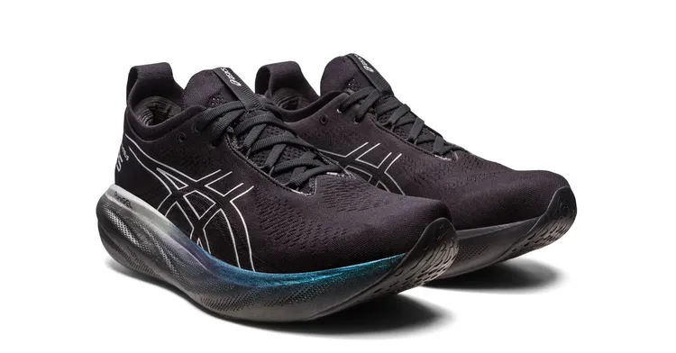 GEL-NIMBUS 25男款白金款跑鞋，5180元。品牌提供