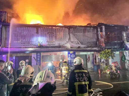 台中一夜接連火警!逢甲夜市火燒招牌 成功路機車行延燒多戶
