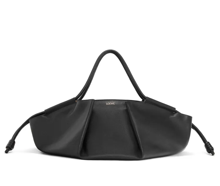 Paseo黑色大款納帕牛皮提包，13萬2000元。品牌提供