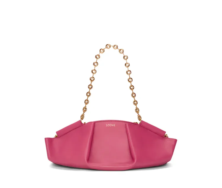 Paseo玫瑰粉納帕牛皮鍊帶包，11萬元。品牌提供