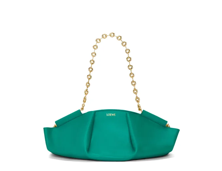 Paseo寶石綠納帕牛皮鍊帶包，11萬元。品牌提供