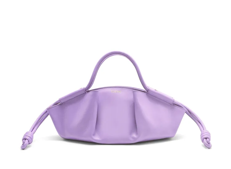 Paseo薰衣草紫小款納帕牛皮提包，9萬7000元。品牌提供