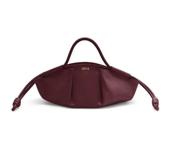 Paseo酒紅棕小款納帕牛皮提包，9萬7000元。品牌提供