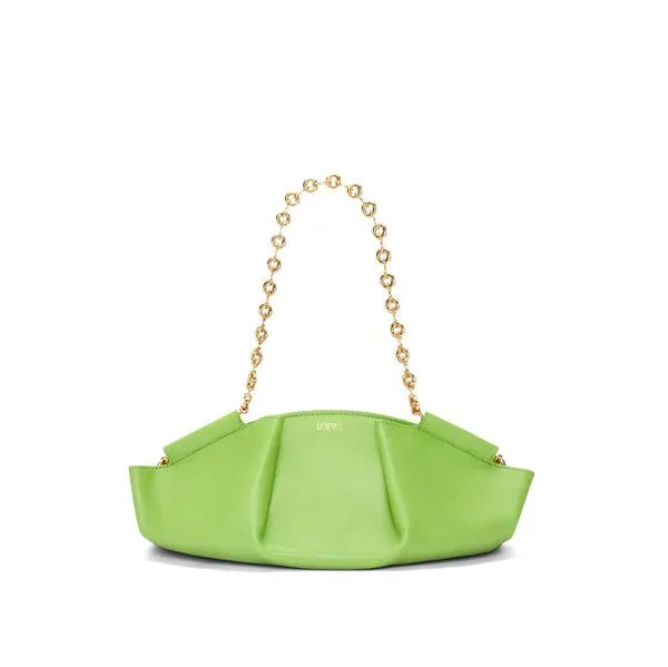 Paseo開心果綠納帕牛皮鍊帶包，11萬元。品牌提供