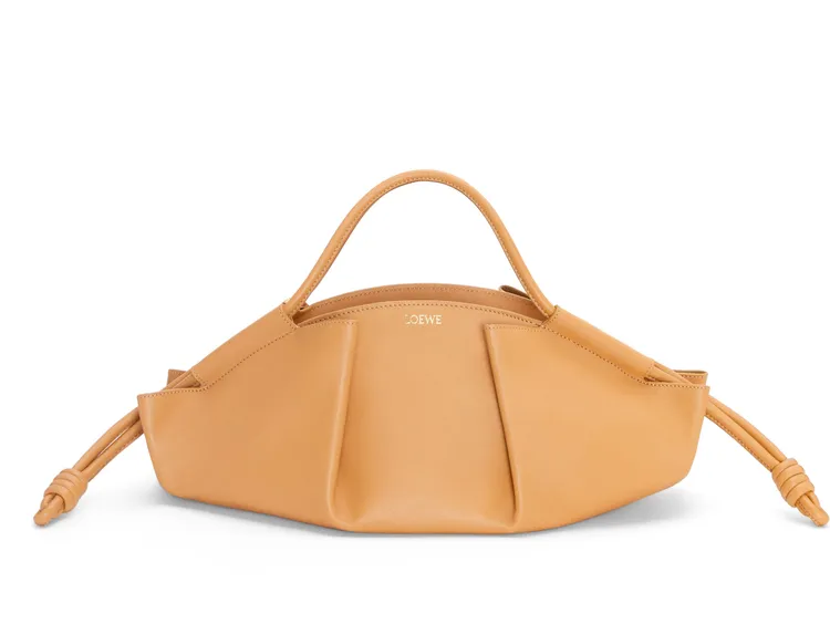 Paseo奶油黃中款納帕牛皮提包，11萬元。品牌提供