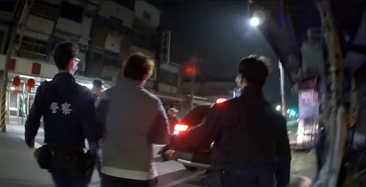 警方將七次酒駕的李姓男子上銬移送法辦。讀者提供