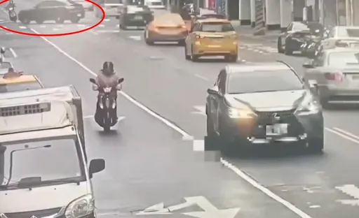 賓士休旅車左轉撞直行機車 女騎士遭輾卡車底!無生命跡象送醫搶救