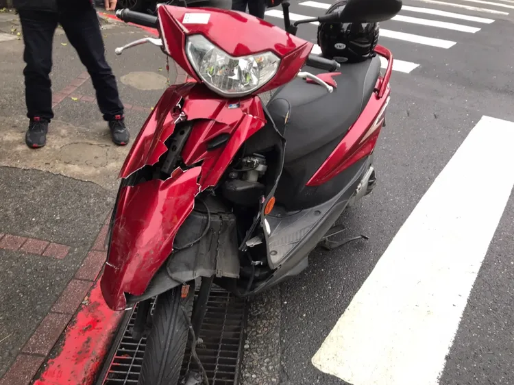 機車龍頭近乎全毀。翻攝畫面