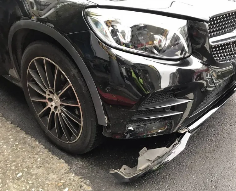 賓士車車頭毀損。翻攝畫面